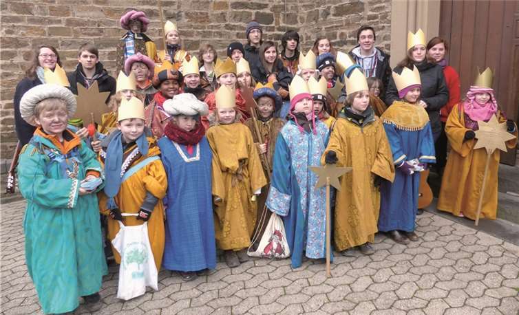 Die Dieblicher Pfadfinder und Grundschulkinder waren gemeinsam unterwegs um in den Segen in die Häuser zu tragen. privat