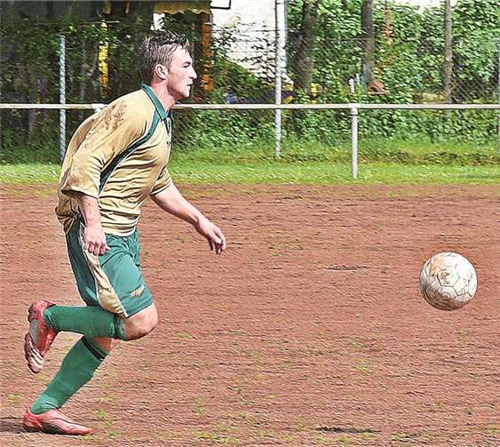 Die Dieblicher Spieler, wie Niklas Pistono (M.), mussten den Lützeler Kontrahenten öfter als gewohnt hinterherlaufen.  privat