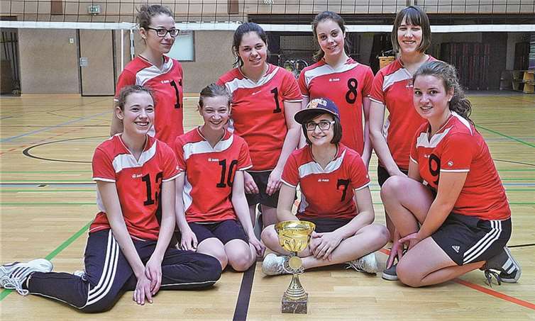Die Dieblicher Turniersiegerinnen: Sabine Wolfermann, Susanna Jung, Zoe Rommel, Susanne Reif (hinten v. l.), Andrea Wolfermann, Sophie Becherer, Marie Eberz, Sarah Künster (vorne v. l.). privat