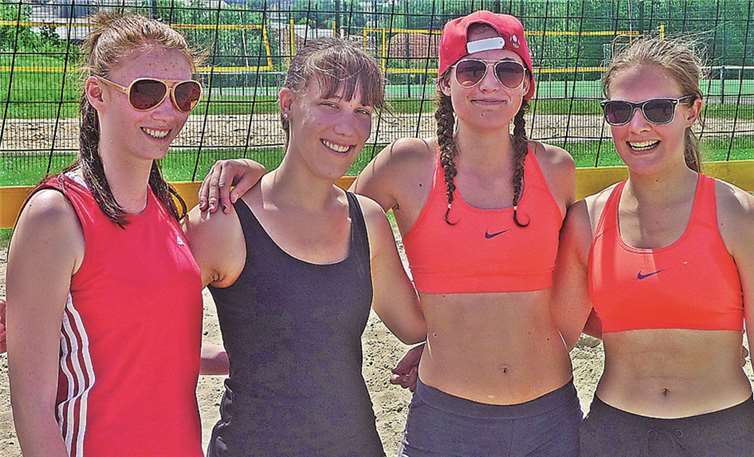 Die Dieblicher Volleyballdamen Michelle Theisen, Susanne Reif, Andrea Wolfermann und Jana Nieskes in Ransbach-Baumbach.privat