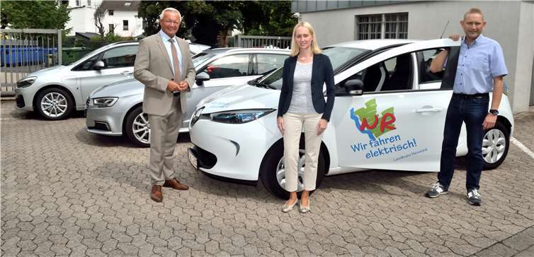 Die Dienstwagenflotte der Kreisverwaltung Neuwied wurde zuletzt bei Neuanschaffungen stetig um Elektro- oder Hybridfahrzeuge ergänzt. Landrat Achim Hallerbach (links), Büroleiterin und Leiterin der Abteilung Zentrale Dienste, Diana Wonka ließen sich von Cheffahrer und Fuhrparkmanager Marcus Broich den aktuellen Fahrzeugbestand erläutern.