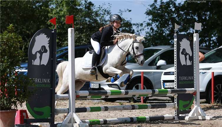 Die Dierdorfer Nachwuchsreiterin Nora Prskavec wurde mit ihrem Pony „Tiger“ Zweite im Springreiterwettbewerb und bekam dafür einen von der Stadt Dierdorf gestifteten Pokal. Fotos: Veranstalter
