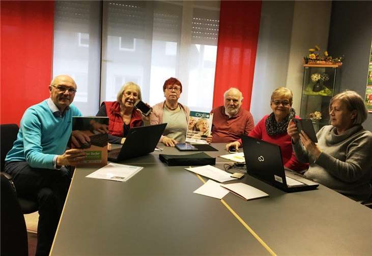 Die Digitalbotschafter in der Verbandsgemeinde Montabaur unterstützen ältere Mitbürger beim Umgang mit Computer, Smartphone und Co. Foto: VG Montabaur