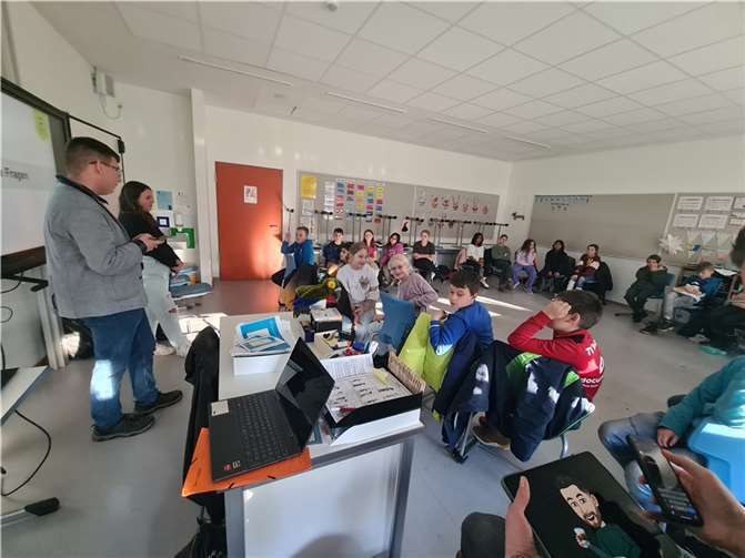 Die Digitalen Helden unterwegs in der Klasse 5.  Foto: Yvonne Köhler