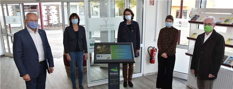 Die Digitalen Infosäulen wurden nun in der Tourist-Information in Bad Hönningen offiziell vorgestellt. Die 1. Vorsitzende des Naturparks, Isabelle Fürstin zu Wied (Mitte), der 2. Vorsitzende Landrat Achim Hallerbach (links) sowie Volker Mendel als Vorsitzender der federführenden Lokalen Aktionsgruppe (LAG) Raiffeisen-Region, die Geschäftsführerin des Naturpark Rhein-Westerwald, Irmgard Schröer (2.v.l.) und Meike Schnatz (2.v.r.) vom Naturpark freuen sich über das neue Angebot. Foto: Jürgen Opgenoorth, Kreis Neuwied