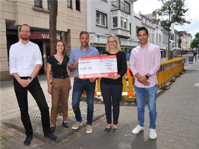 Die Digitalisierungsbeauftragte des Landkreises Mayen-Koblenz, Sonja Gröntgen (2.v.l.), übergab den Spendenscheck gemeinsam mit Henriette Smalla (2.v.r), in ihrer ehemaligen Position als zuständige Regionallotsin, an den Oberbürgermeister der Stadt Andernach, Christian Greiner (Mitte) sowie die beiden Projektverantwortlichen Andreas Schwiemann (links) und Marc Ortiz (rechts). Foto: Kreisverwaltung Mayen-Koblenz