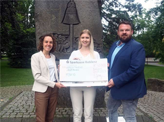 Die Digitalisierungsbeauftragte des Landkreises Mayen-Koblenz, Sonja Gröntgen (links), übergab den Spendenscheck gemeinsam mit der zuständigen Regionallotsin Julia Brück (Mitte) an den Bürgermeister der Stadt Bendorf, Christoph Mohr (rechts).  Foto: Stadt Bendorf/Theresa Artzdorf