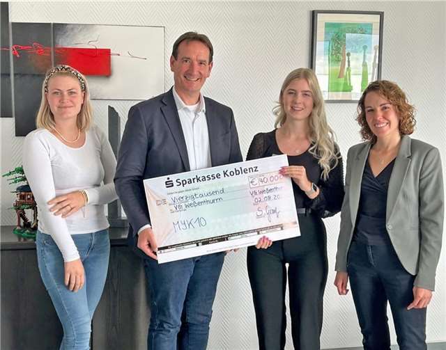Die Digitalisierungsbeauftragte des Landkreises Mayen-Koblenz, Sonja Gröntgen (rechts), übergab den Spendenscheck gemeinsam mit der zuständigen Regionallotsin Julia Brück (2.v.r.) an den Bürgermeister der Verbandsgemeinde Weißenthurm, Thomas Przybylla. Foto: VG Weißenthurm/Martina Schmitz
