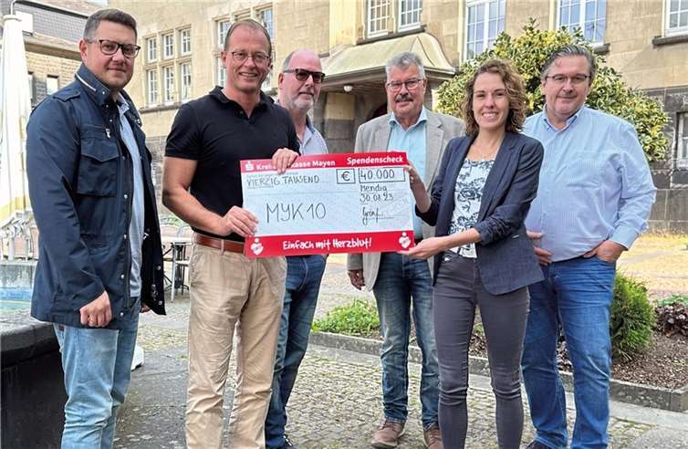 Die Digitalisierungsbeauftragte des Landkreises Mayen-Koblenz, Sonja Gröntgen (2.v.r.), übergab den Spendenscheck an den Bürgermeister der Verbandsgemeinde Mendig, Jörg Lempertz (2.v.l.).  Foto: VG Mendig