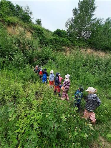 Die Dinogruppe machte sich auf den Weg in den Wald. Foto: privat