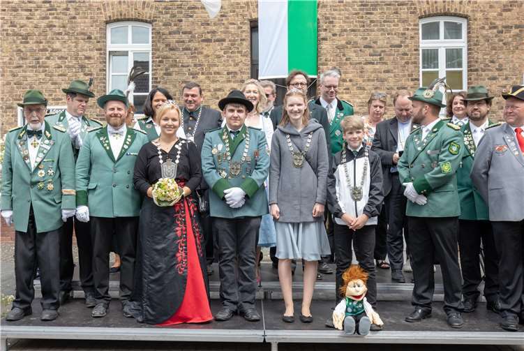 Die Diözesanmajestäten um Diözesanschützenkönigin Helga Klein erwarteten die Umzugsteilnehmer vor der alten Schule.Fotos: CEW