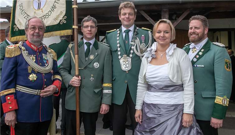 Die Diözesanstandarte des Diözesanverbandes Köln im Bund der Historischen Deutschen Schützenbruderschaften wurde im Ersdorf-Altendorf an die Schützenbruderschaft Sankt Hubertus Köln-Fühlingen übergeben. Diözesanbundesmeister Wolfgang Kuck (links) mit dem neuen Standartenträger und dem neuen Diözesankönig Andreas Zündorf sowie dem scheidenden Diözesankönigspaar Helga und Christian Klein. Fotos: JOST
