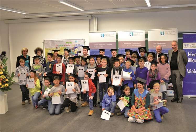 Die Diplomanden mit den Erwachsenen (v.l.): Inge Bitzer, Dr. Sabine Link alias Dr. Bimbambine, Prof. Dr. Peter Ullrich, Prof. Dr. Kristian Bosselmann-Cyran.Christiane Gandner