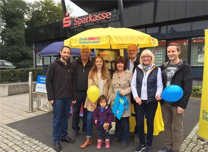 Die Direktkandidaten der FDP besuchten den Infostand in Bendorf. privat