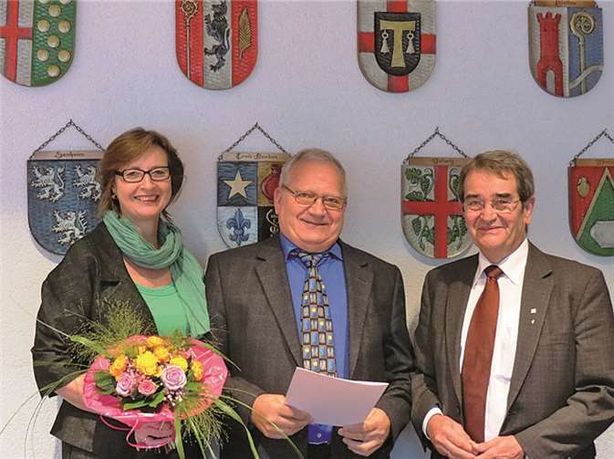 Die Direktorin des Amtsgerichts Cochem, Doris Linden, bedankte sich für das langjährige ehrenamtliche Engagement und überreichte Eduard Mohr die Urkunde der Ministerpräsidentin.