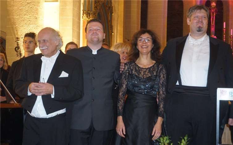Die Dirigenten Ulrich Gögel, Kai P. Schuster und Sebastian Hässy (v.li.) sowie Solistin Iris von Zahn waren Garant für den tollen Konzerterfolg.