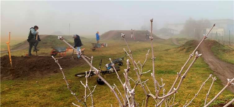Die Dirt-Bike-Strecke am Jugendzentrum ist der Renner. Deshalb soll sie erweitert werden. Und dafür hat sich eine Gruppe junger Leute zusammengefunden, die den Parcours ausbaut.  Foto: JUZ