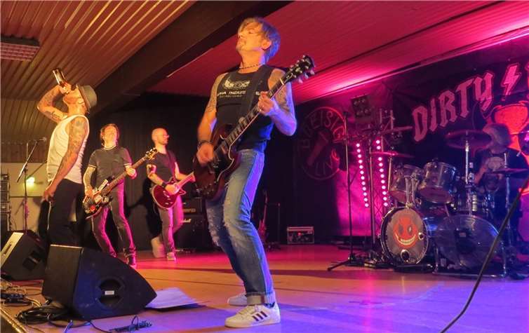 Die „Dirty Deeds“ in Aktion.  Fotos: AKR