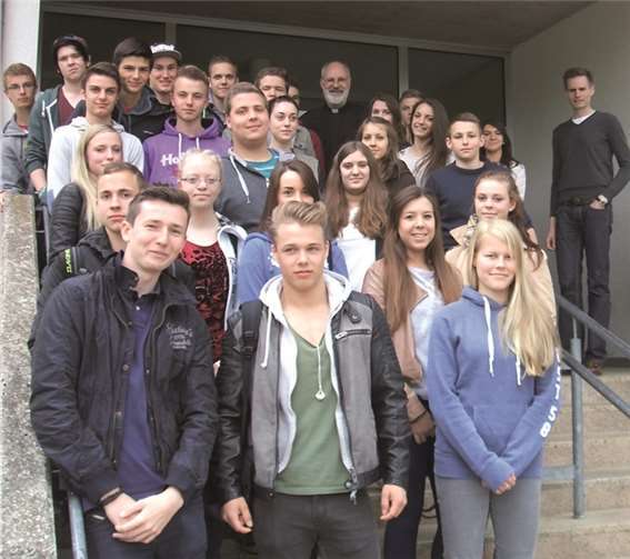 Die Diskussion über Glaubensfragen gestaltete der charismatische Bischof mit großer Hingabe.privat