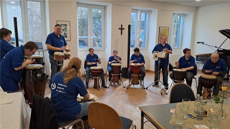 Die „Djembys“, die Trommelgruppe der Lebenshilfe Neuwied-Andernach, „rockten“ den Saal.  Foto: privat