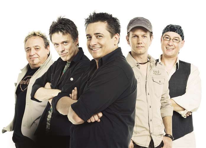 Die Domstürmer sorgen mit ihren Hits für Stimmung im Sinziger Helenensaal. privat