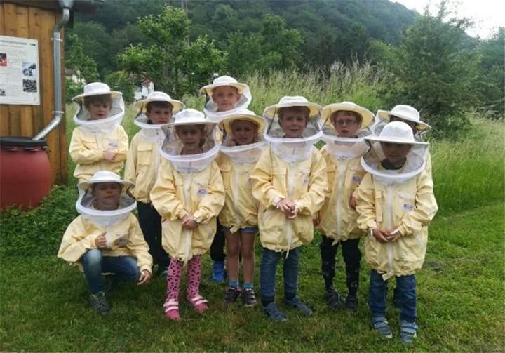 Die Don Bosco Schüler im Imker-Outfit.Fotos: privat