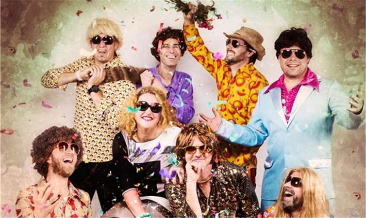 Die „Donnerloch Boyz“, ein mit Bläsern durchsetztes Oktett, servieren Schlager und Rock aus den 60er- und 70er-Jahren.Julia Berlin