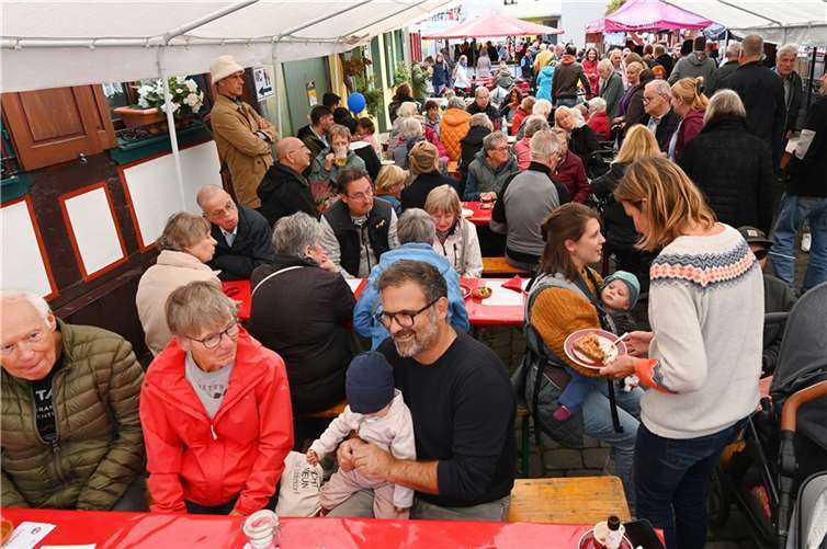 Viel Angebot und Trubel Mittel auf der Gass Die Dorffestgemeinschaft und alle Aktiven des Festes sorgten für ein kurzweiliges, unterhaltsames Angebot für die Bad Bodendorfer also ihr Dorf, aber auch für viele Besucher aus nah und fern.