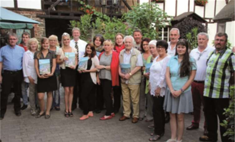 Die Dorfgemeinschaft Hatzenport mit der amtierenden Weinkönigin und ehemaligen Majestäten anlässlich der Vorstellung des Jubiläumsfestheftes. privat