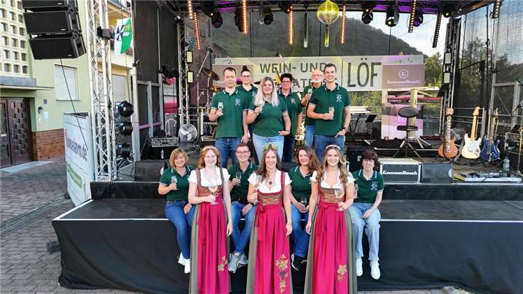 Die Dorfgemeinschaft Löf mit Weinkönigin Sarah und ihren Prinzessinnen Jana und Anna Lena.  Fotos: privat