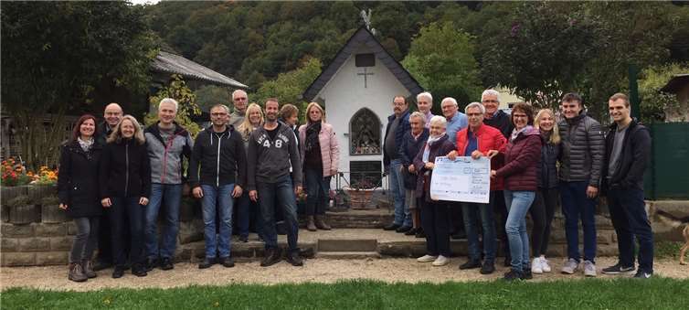 Die Dorfgemeinschaft bei der Spendenübergabe.Foto: privat