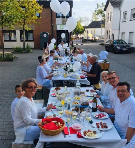 Die Dorfgemeinschaft traf sich zum „White Dinner“.Foto: privat