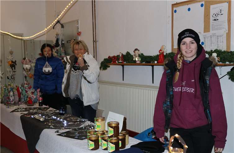 Die Dorfjugend „Die Owerdreeser“boten Mützen mit ihrem eigenen Schriftzug an.