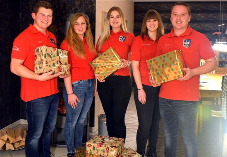 Die Dorfjugend Puderbach e.V. hat in Kooperation und Zusammenarbeit mit den Maimädchen Rengsdorf zehn Kartons für die Organisation „Freude für Kinder in Not“ zusammengestellt.Foto: privat