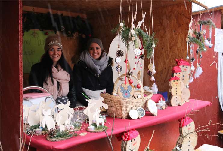 Die Dorfjugend Raubach hatte in mühevoller Arbeit weihnachtliche Dekoartikel gebastelt.Fotos: -UP-