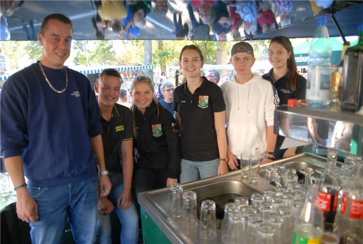 Die Dorfjugend legte sich kräftig ins Zeug und hatte als Helfer im Bierbrunnenalle Hände voll zu tun, die durstigen Besucher zu bedienen. Fotos: KER