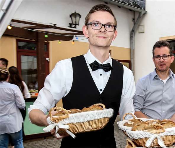 Die Dorfjugend stand „Gewehr bei Fuß“. Sie übernahm unter anderem wieder das Servieren.