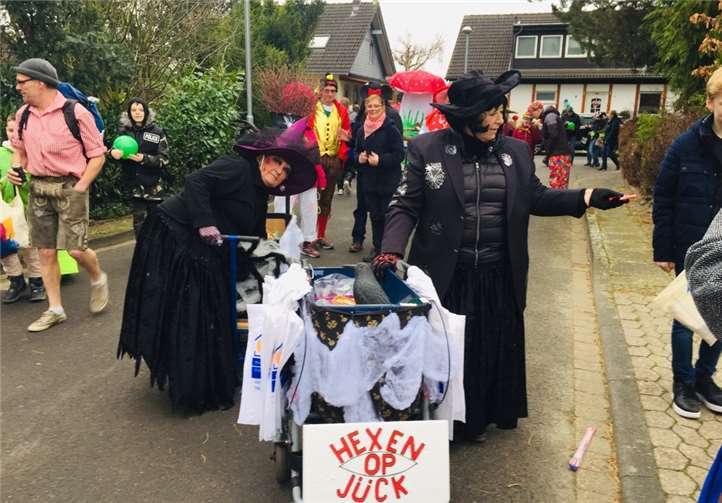 Die Dorfmöhnen zogen als Hexen durch die Straßen.