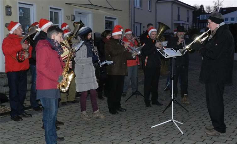 Die Dorfmusikanten werden an „Stationen“ von den Anwohnern erwartet. Irene Zender