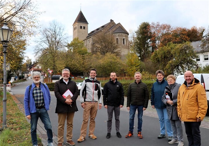 Die Dorfspitze und der Vorstand des künftigen SPD-Ortsvereins Montabaur Land beim Ortsrundgang in Niedererbach.  Foto: Uli Schmidt