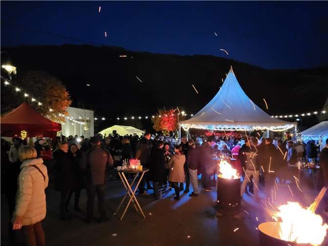 Die Dorfweihnacht zauberte eine friedliche und besinnliche vorweihnachtliche Atmosphäre auf den Hermann-Brachtendorf-Platz.. Foto: Johannes Liesenfeld