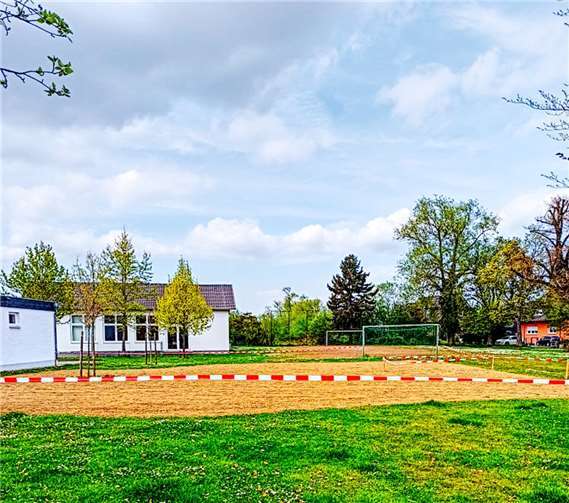 Die Dorfwiese in Ramershoven wurde von Scherben befreit, Erde abgetragen, geebnet und neu eingesät. Foto: privat
