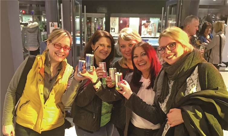 Die Dosencocktails waren sehr beliebt und rundeten das Shopping-Erlebnis ab.privat