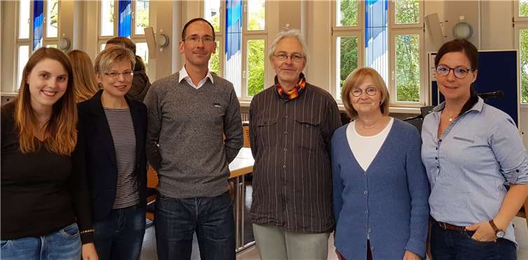 Die Dozentinnen und Dozenten des LERN-Tages (v.li.): Judith Bauer (Wissenschaftliche Mitarbeiterin); Dorothee Spürk (Lehrkraft für besondere Aufgaben), Nils Fischer (Wissenschaftlicher Mitarbeiter), Jürgen Spitzlay (Bibliothek), Gerlinde Strunk-Richter (Lehrkraft für besondere Aufgaben), Christine Bach (Alumna). Foto: Verena Breitbach/PTHV