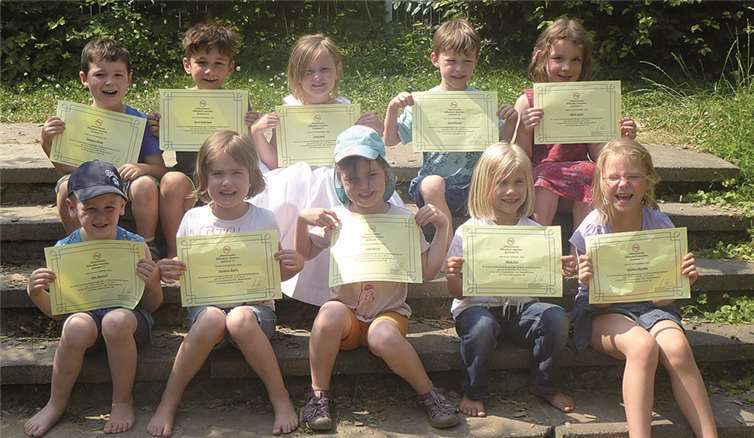 Die Drachenhöhle-Kinder präsentieren stolz ihre Urkunde für erfolgreiche Selbstbehauptung.privat