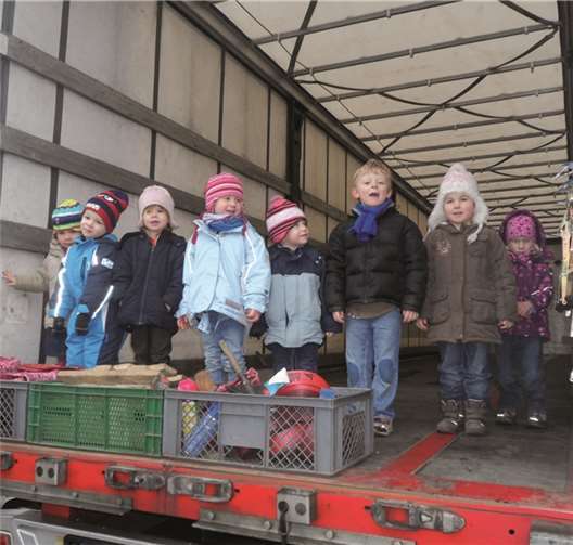 Die Drachenkinder staunten bei ihrem Besuch bei der Firma Becker über die Größe des Anhängers. privat