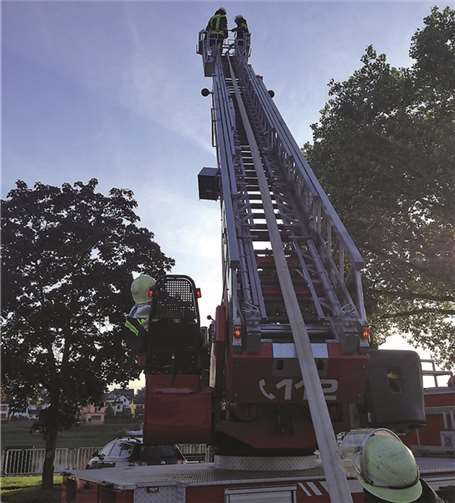 Die Drehleiter Vallendar im Übungseinsatz. privat