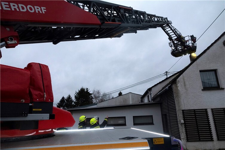 Die Drehleiter aus Dierdorf wurde alarmiert, um den Kamin von oben aus kontrollieren zu können.