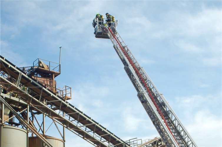 Die Drehleiter der Feuerwehr Remagen war im Einsatz.rü