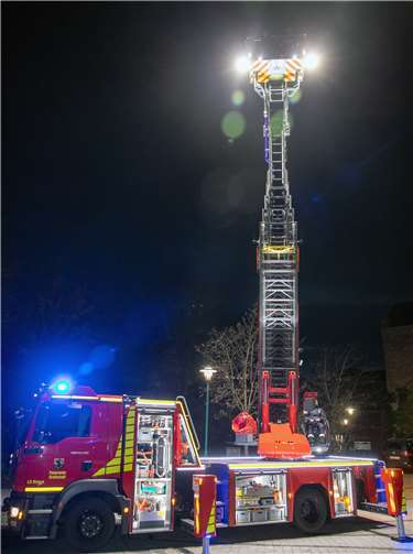 Die Drehleiter hat eine Nennrettungshöhe von 23 Metern sowie einer Ausladung von 12 Metern.